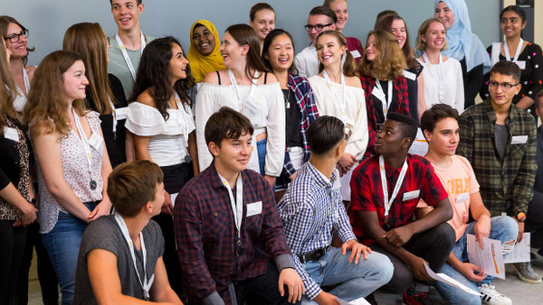 Bekommen Hilfe auf dem Weg zum Studium: Hessische Schüler, die in diesem Jahr in das Programm „Studienkompass“ aufgenommen wurden.