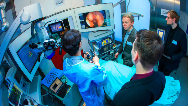 Das geht unter die Haut: Studenten der Leipziger Summer School lernen im Operationssaal der Zukunft den Umgang mit dem Endoskop.