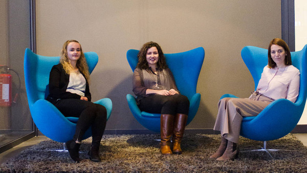 Bilden und entspannen: Ausbildungsleiterin Kerstin Winkelmann (rechts) mit zwei Studentinnen der Hotel-Akademie.
