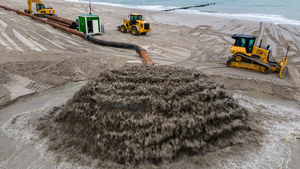 Das wird mal ein Strand, wenn es fertig ist. Regelmäßige Sandaufspülungen bieten der Halbinsel Fischland-Darss-Zingst mehr Sicherheit bei Sturmfluten.