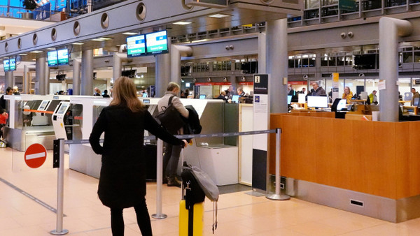 Im Terminal 2 am Flughafen Hamburg stehen Fluggäste beim Check-In an. Für die rund 25 000 Luftsicherheitskräfte an den deutschen Flughäfen gibt es eine Tariflösung.