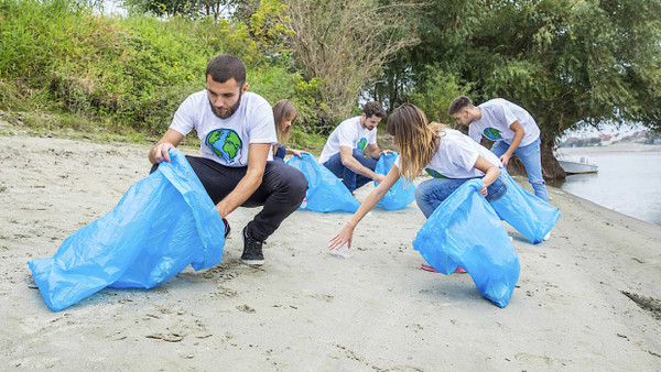 Wer ein Gap Year macht, möchte meist gern etwas Sinnvolles tun: Unser Bild zeigt eine Müllsammelaktion am Strand.