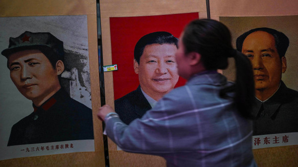 Chinas Präsident Xi Jinping (Porträt Mitte) sieht sich selbst in der Nachfolge Mao Tse-tungs und dessen Erbes verpflichtet.