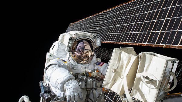 Scott Kelly bei einem Außeneinsatz auf der ISS am 6. November 2015. Der „Weltraumspaziergang“ dauerte fast acht Stunden und diente Wartungs- und Reparaturarbeiten.