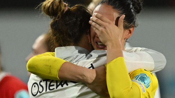 Auch bei einer großen Enttäuschung kullern die Tränen. Die österreichische Torhüterin Manuela Zinsberger nach dem verlorenen Fußballspiel gegen die deutsche Frauen-Fußballmannschaft in England.