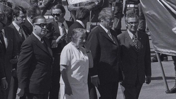 7. Juni 1973: Bundeskanzler Willy Brandt wird auf dem Flughafen von Tel Aviv von Premierministerin Golda Meir und Außenminister Abba Eban (links) mit militärischen Ehren empfangen.