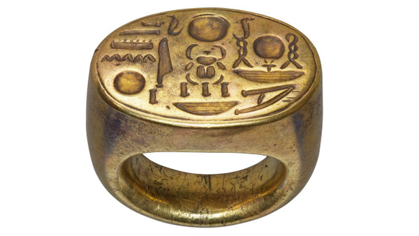 Ein Siegel, zwei Götter. Der mit 73,2 Gramm oder fast 2,6 Unzen ziemlich schwere sogenannte Harkness-Ring aus der Zeit des Pharao Tutanchamun.
