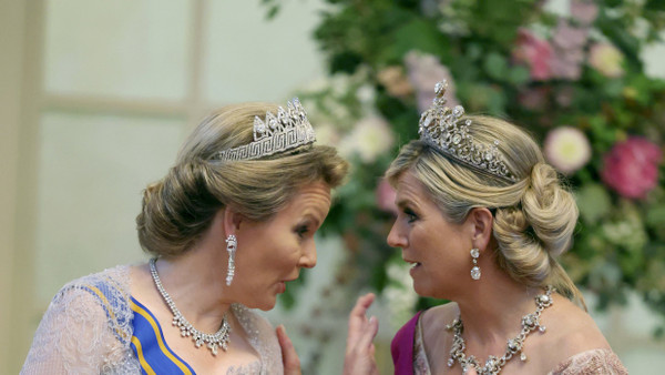 Auch nicht nur zu zweit: Königinnen Maxima und Mathilde der Niederlande respektive Belgiens.