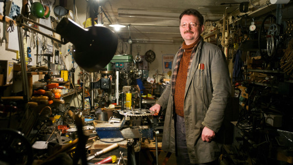 Macht was Handfestes: Ein Frankfurter Schlossermeister in seiner Werkstatt