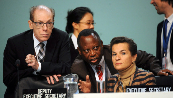 Klimadiplomaten haben nicht nur das Klima im Blick: UNFCCC-Anwalt Dan Bondi Ogolla aus Kenya (Mitte) auf dem Klimagipfel 2013 in Warschau.