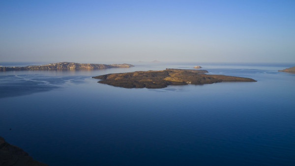 Die Caldera von Santorini: Im Zentrum des etwa 3650 Jahre alten Einsturzbeckens türmte Lava die Inseln Nea Kameni (im Vordergrund) und Palea Kameni auf.