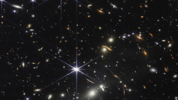 Lässt tief blicken: Das erste wissenschaftliche Bild des James Webb Space Telescope zeigt den Galaxienhaufen SMACS 0723, dessen Licht 4,6 Milliarden Jahre zu uns unterwegs war.