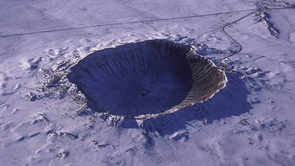 Sieht aus wie auf dem Mond, ist aber die Erde: Ein knapp 50.000 Jahre alter Krater in Arizona. Astronomen fragen sich: Würde die Erde ohne ihre Vegetation und Meere dem Mond ähneln?