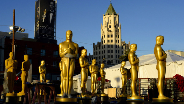 Funkeln in der nordwestamerikanischen Frühjahrssonne: Oscar-Statuen vor dem Dolby Theatre in Hollywood