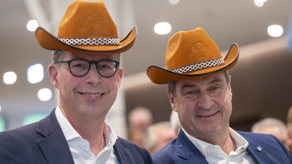Zwei mal Indiana Jones: Kulturstaatsminister Markus Blume (li.) und Ministerpräsident Markus Söder bei der Wiedereröffnung der Staatlichen Archäologischen Sammung mit dem Hut des Kinohelden