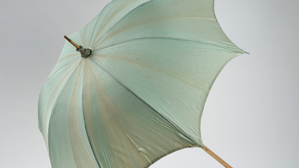 Schützte die vornehme Blässe: Sisis Sonnenschirm aus türkisfarbener Seide