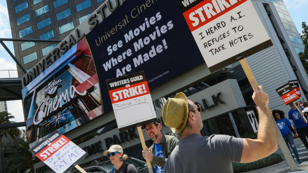 Mitglieder der Writers Guild of America (WGA) demonstrieren am 3. Mai vor den Universal Studios in Los Angeles.