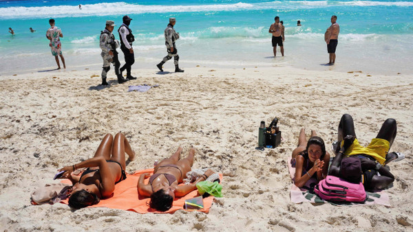 Bewaffnete Soldaten gehören mittlerweile auch auf der Halbinsel Yucatán, hier Cancún, zum Strandalltag.