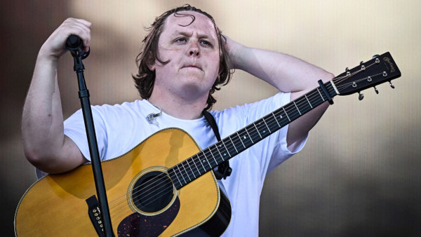 Lewis Capaldi auf der Bühne des Glastonbury-Festivals am Samstag