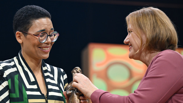Bewegender Moment: Chantal-Fleur Sandjon nimmt von Bundesjugendministerin Lisa Paus die Auszeichnung für das Jugendbuch entgegen.