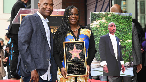 US-Radiomoderator Big Boy (links) und Sekyiwa Shakur, die Schwester des US-Rappers Tupac Shakur, auf dem „Walk of Fame“ in Hollywood,