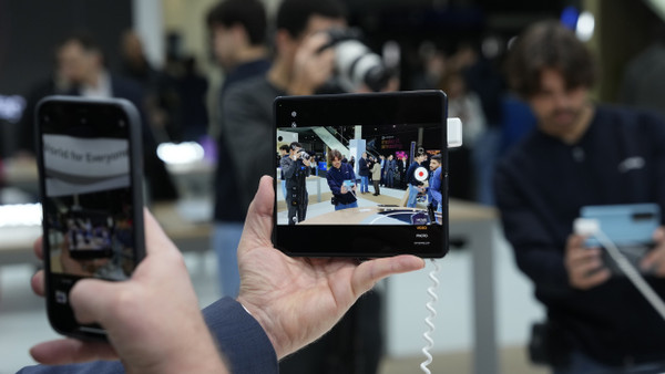 Mobiler Durchblick: Ein Besucher des Mobile World Congress in Barcelona filmt das Honor Magic VS.