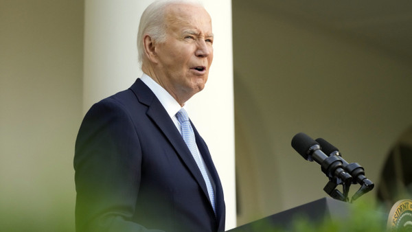 US-Präsident Joe Biden spricht im Rosengarten des Weißen Hauses in Washington.