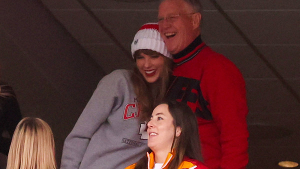 Taylor Swift mit ihrem Vater Scott bei einem Spiel der Kansas City Chiefs gegen die New England Patriots im vergangenen Dezember
