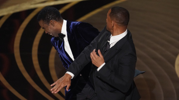 „Schmerzt bis heute“: Will Smith gibt Chris Rock auf der Oscar-Bühne 2022 eine Ohrfeige