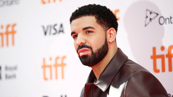 Der kanadische Rapper Drake ist neuer Besitzer des 2Pac-Rings – das zeigte er jedoch nur nebenbei in einer Instagram-Story.