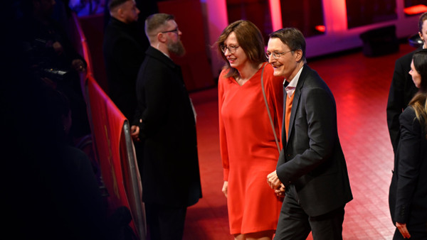Karl Lauterbach geht mit seiner Freundin, der Journalistin Elisabeth Niejahr, am Eröffnungsabend der Berlinale über den roten Teppich.