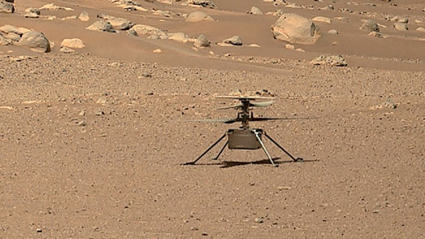 Auf dem Mars: Ingenuity wartet im Juli 2021 auf seinen nächsten Flug, überwacht vom Rover Perseverance.