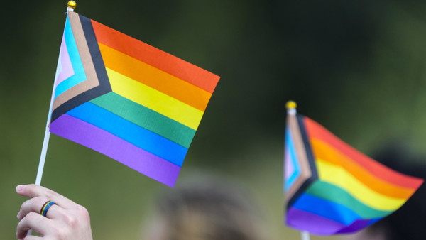 Studenten in Texas halten Flaggen der LGBTQ+-Bewegung.