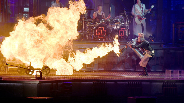 Rammstein live: Till Lindemann hantiert mit einem Flammenwerfer