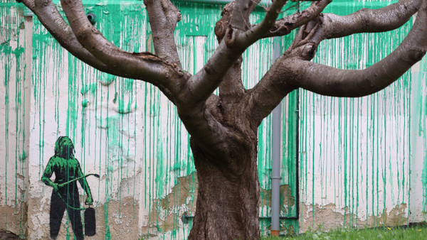 Green rain is falling down: Das dystopische Wandbild des Streetartkünstlers Banksy in der Hornsey Road in Finsbury Park, Nord-London