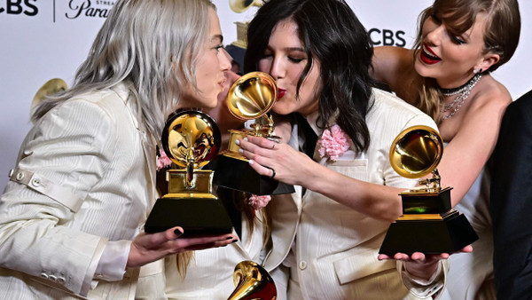 Grammophongewinnerinnen: Taylor Swift (rechts) mit Julien Baker, Phoebe Bridgers und Lucy Dacus von der amerikanischen Indieband Boygenius