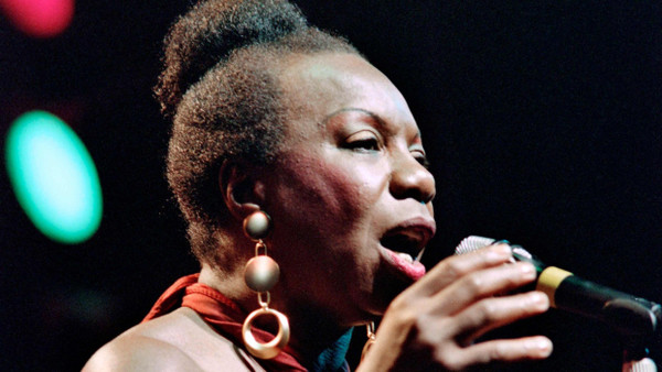 Die Jazz- und Bluessängerin Nina Simone bei einem Auftritt in Paris im Jahr 1991