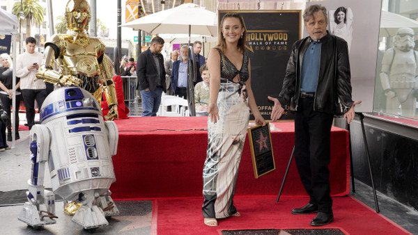 Stern für Carrie Fisher: Die Tochter der Schauspielerin, Billie Lourd, und Luke-Skywalker-Darsteller Mark Hamill während der Zeremonie in Los Angeles
