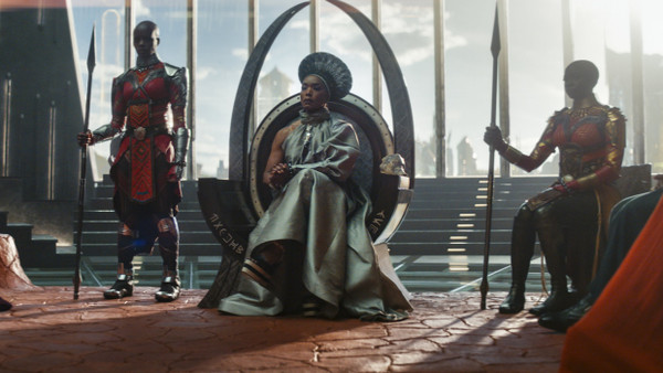 Jetzt übernehmen die Frauen in Wakanda: Angela Bassett als Königsmutter auf dem Thron (Mitte) und   Florence Kasumba (links) und Danai Gurira als ihre Leibgarde