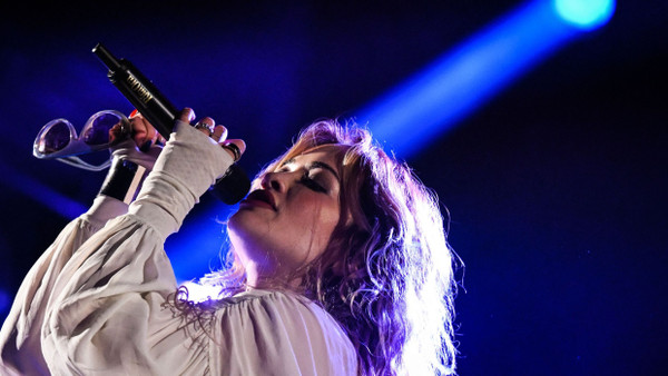 Rita Ora im Juni auf dem Glastonbury Festival: Bei einem Konzert in der südungarischen Stadt Szeged hat sie wohl aus Versehen eine falsche Flagge geschwenkt.