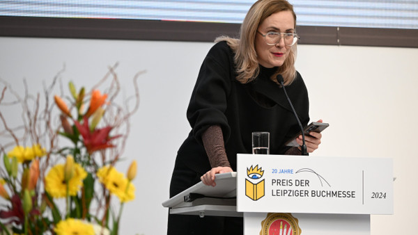 Ausgezeichneter „Minihorror“: Barbi Marković hält ihres Dankrede beo der Verleihung des Preises der Leipziger Buchmesse 2024.