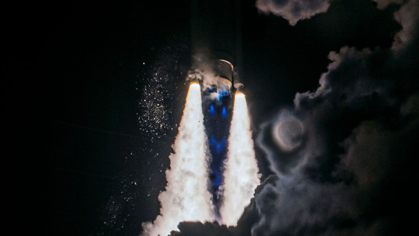 Die Trägerrakete Vulcan Centaur entschwindet mit dem Lander „Peregrine“ in den Nachthimmel.