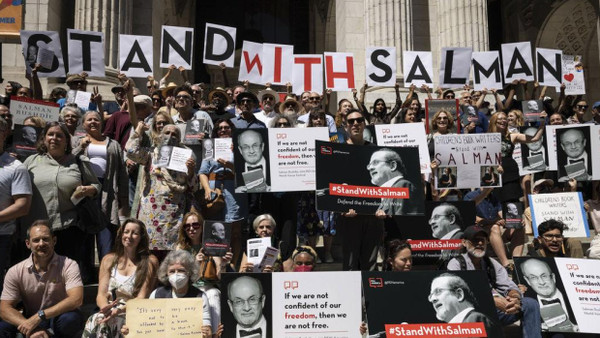 In New York protestierten Schriftsteller nach dem Angriff auf Salman Rushdie.
