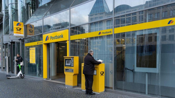 Eine Postbank-Filiale in Frankfurt