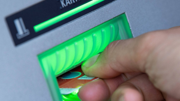 Bargeld lacht: Wenn Geldautomaten den Hauseingang blockieren, finden Mieter das allerdings nicht witzig.