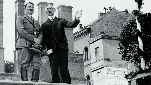 Vorgeschichte der Deutschen Bundesbank: Reichsbankpräsident Hjalmar Schacht mit Adolf Hitler bei der Grundsteinlegung für den Erweiterungsbau der Reichsbank.