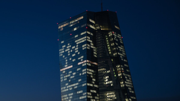 EZB in Frankfurt: Die Notenbank nimmt ihre eigenen Inflationsprognosen in den Blick.