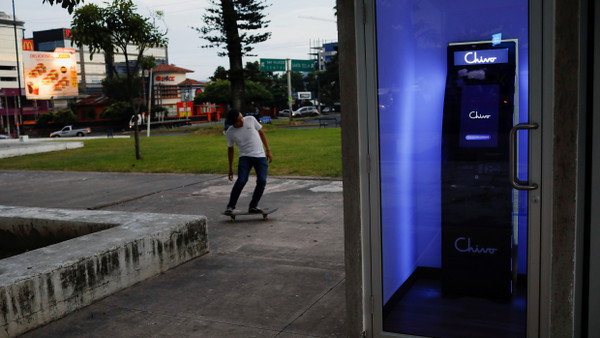 Ein „Chivo“-Geldautomat für Bitcoin in El Salvador.