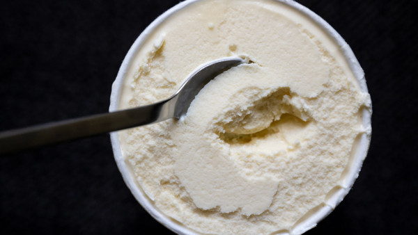 Vanille-Eis oder Eis mit Vanillegeschmack? Das eine muss Vanille aus der Schote enthalten, bei dem anderen kann es der Aromastoff Vanillin sein.