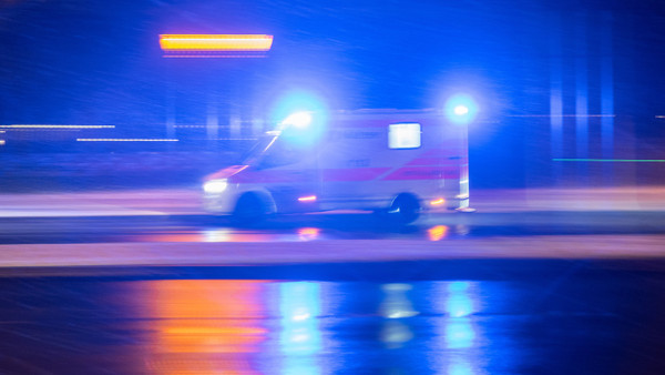 Ein Krankenwagen fährt über eine Straße. (Symbolbild)